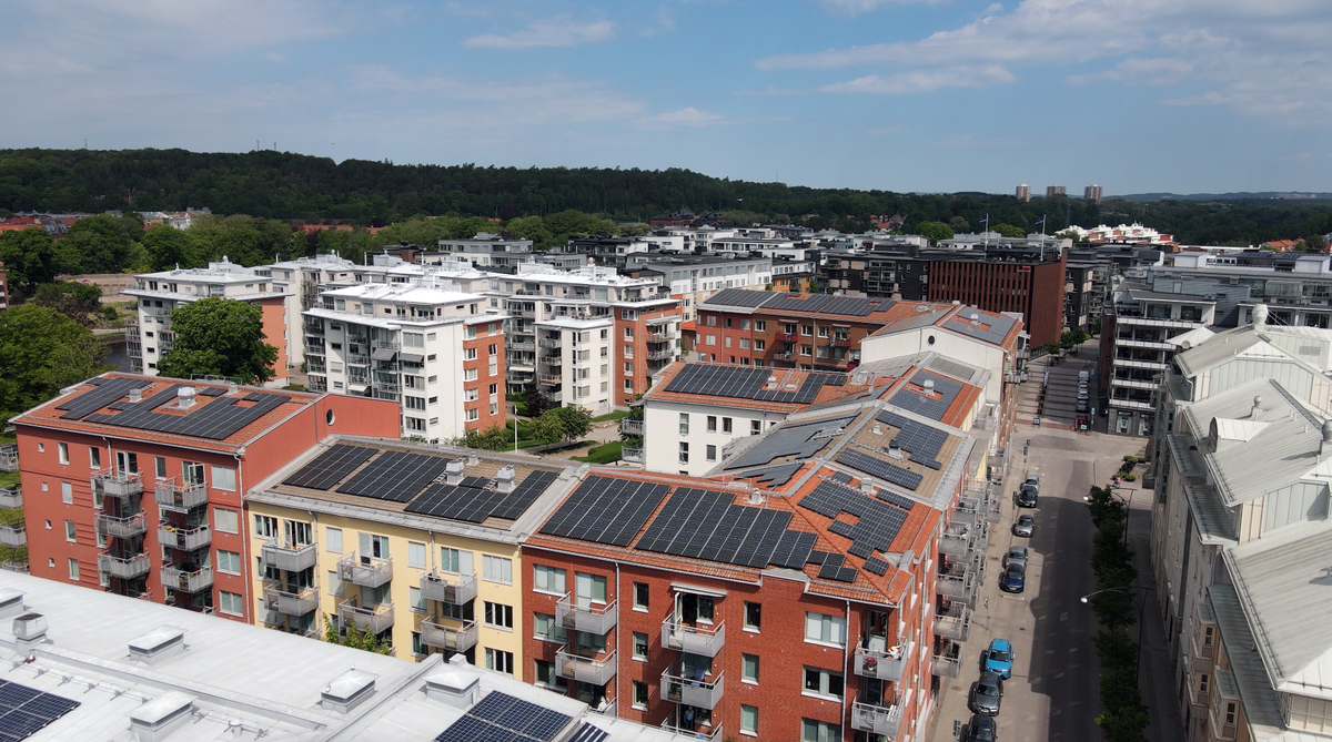 Luftvy över Bovivas fastigheter med solpaneler